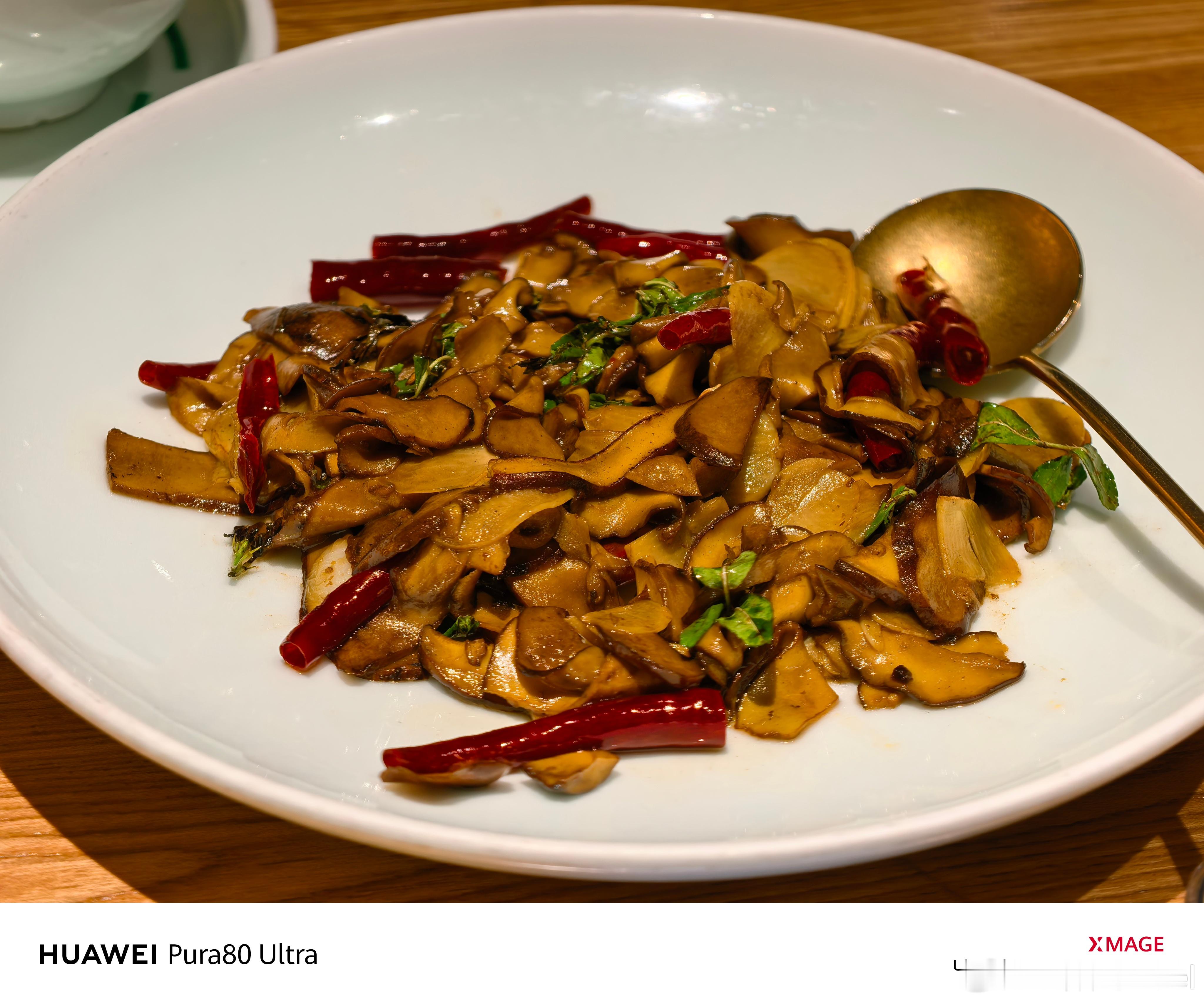 成都skp发了张200元的餐饮礼金，晚饭拿去吃了一坐一忘云南菜~又到了吃菌子的季