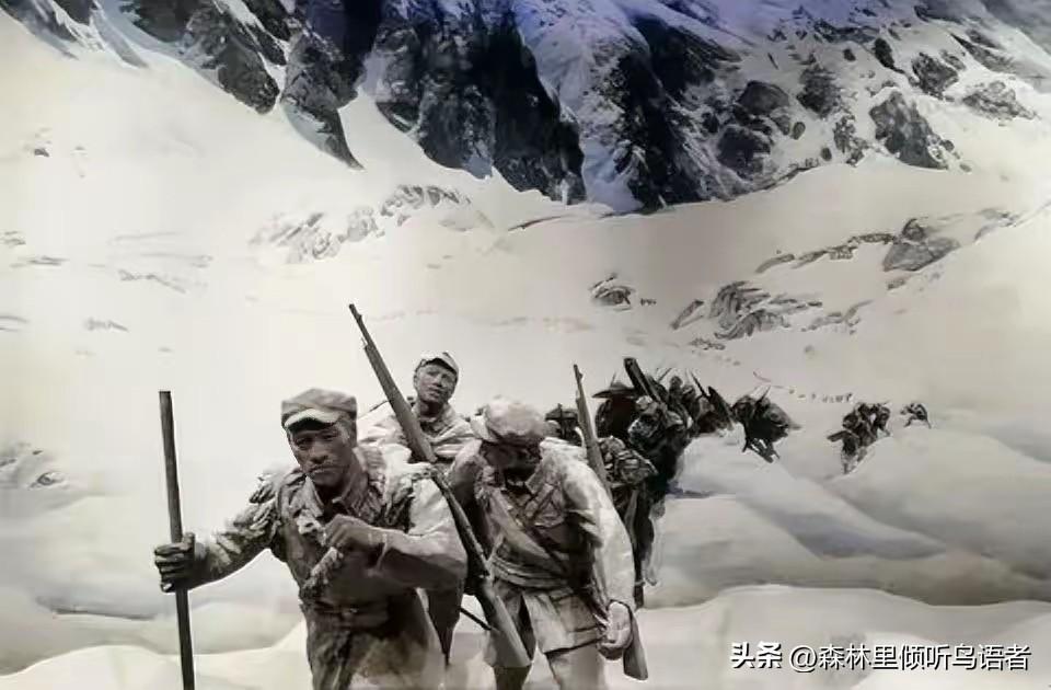 1936年，红四方面军翻越连绵雪山。担任师政委的李中权靠在山石边稍作喘息，抬眼看