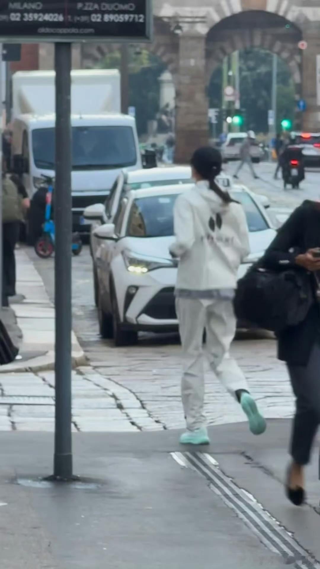 娱乐[超话]偶遇关晓彤米兰街头跑步关晓彤在米兰也跑步 ​​​好自律的宝宝 ​​​