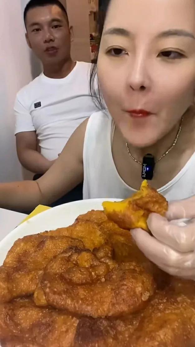 美人含笑食甜香，香气四溢满桌旁。#十五最美的肴# #多味香甜可口# #美娇厨娘#