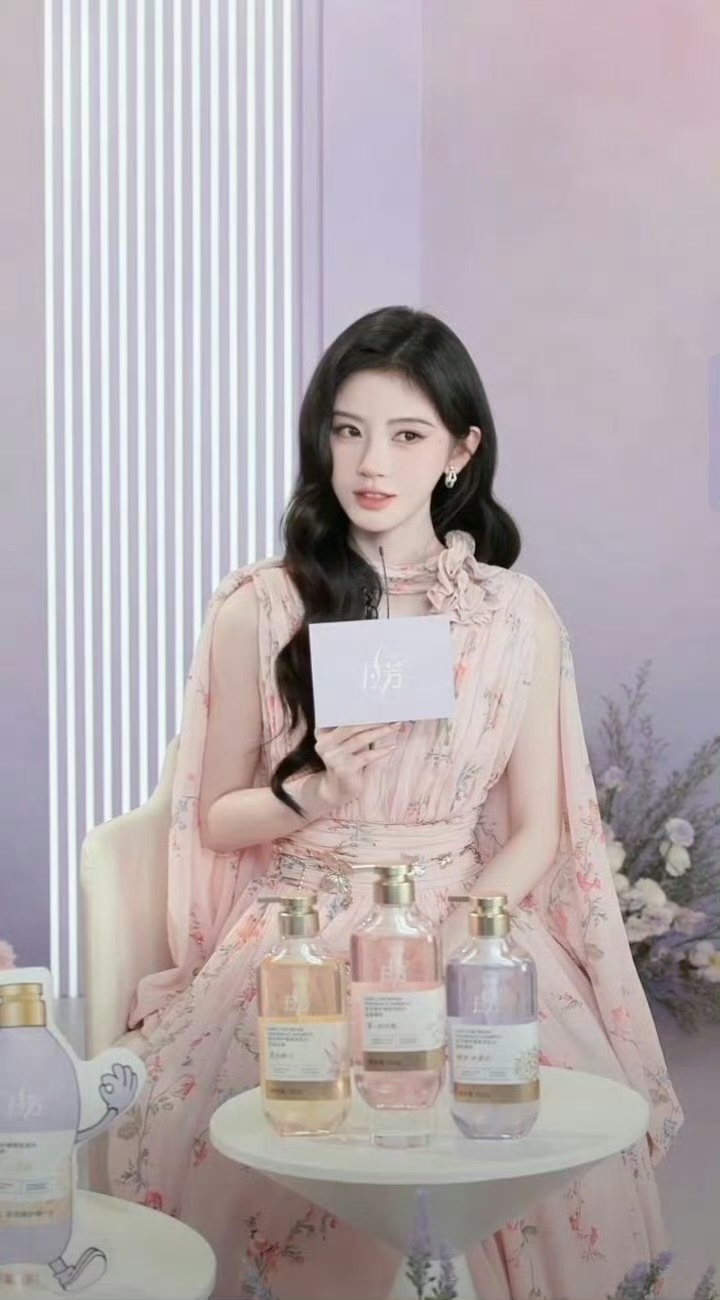 鞠婧祎直播生图，整个给人温柔美女即视感！美美的很安心[送花花] ​​​