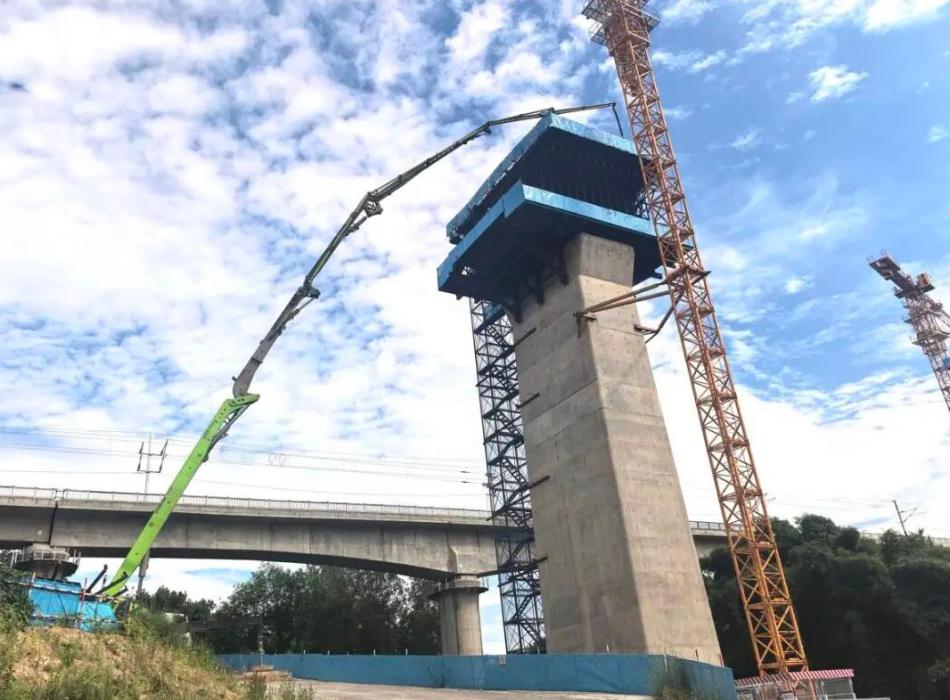 9月4日，宜昌城区上空30多米处，最后一方混凝土缓缓浇入模板——宜涪高铁胡家湾特