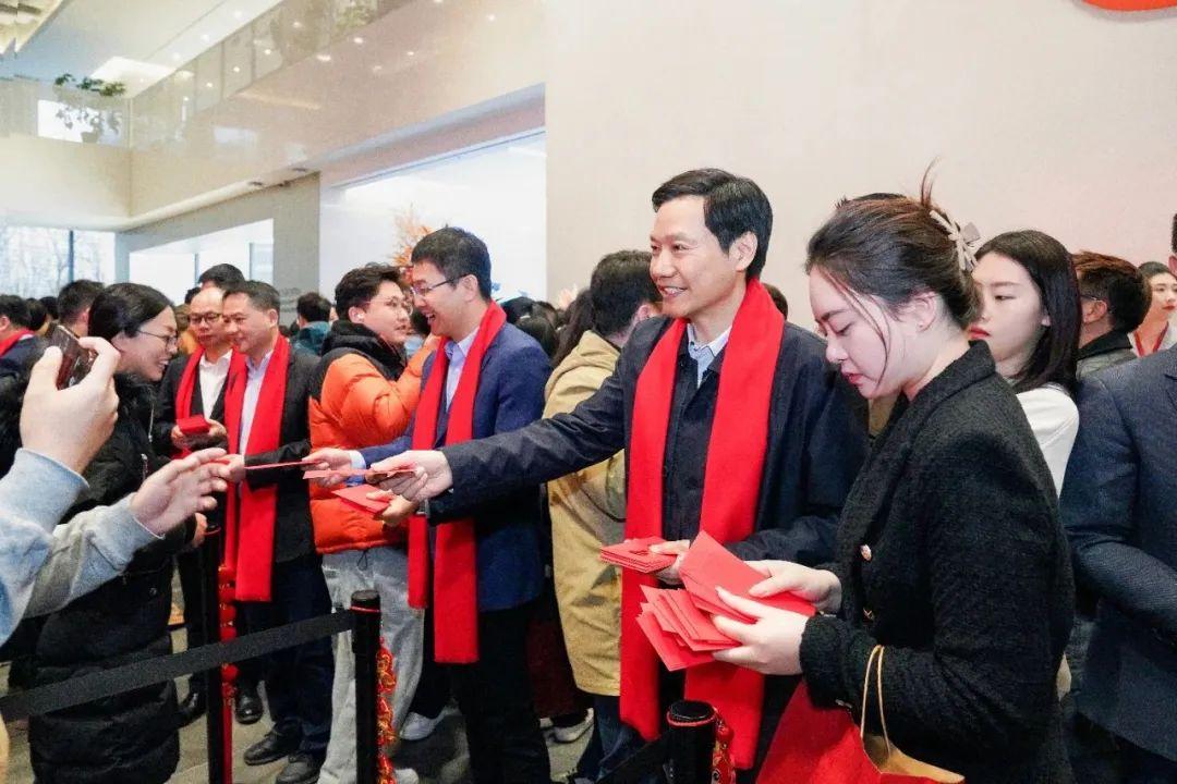 没想到雷军的这个红包会引起了很多网友的关注，对此只能说雷军给卢伟冰发的不只是红包