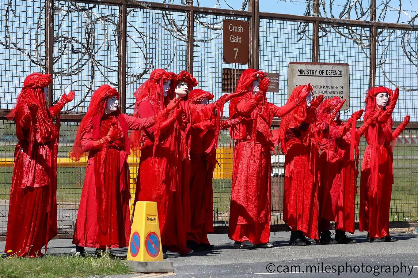 英国皇家空军费尔福德基地外的反战示威人群，该基地目前由美国空军使用，部署了十多架