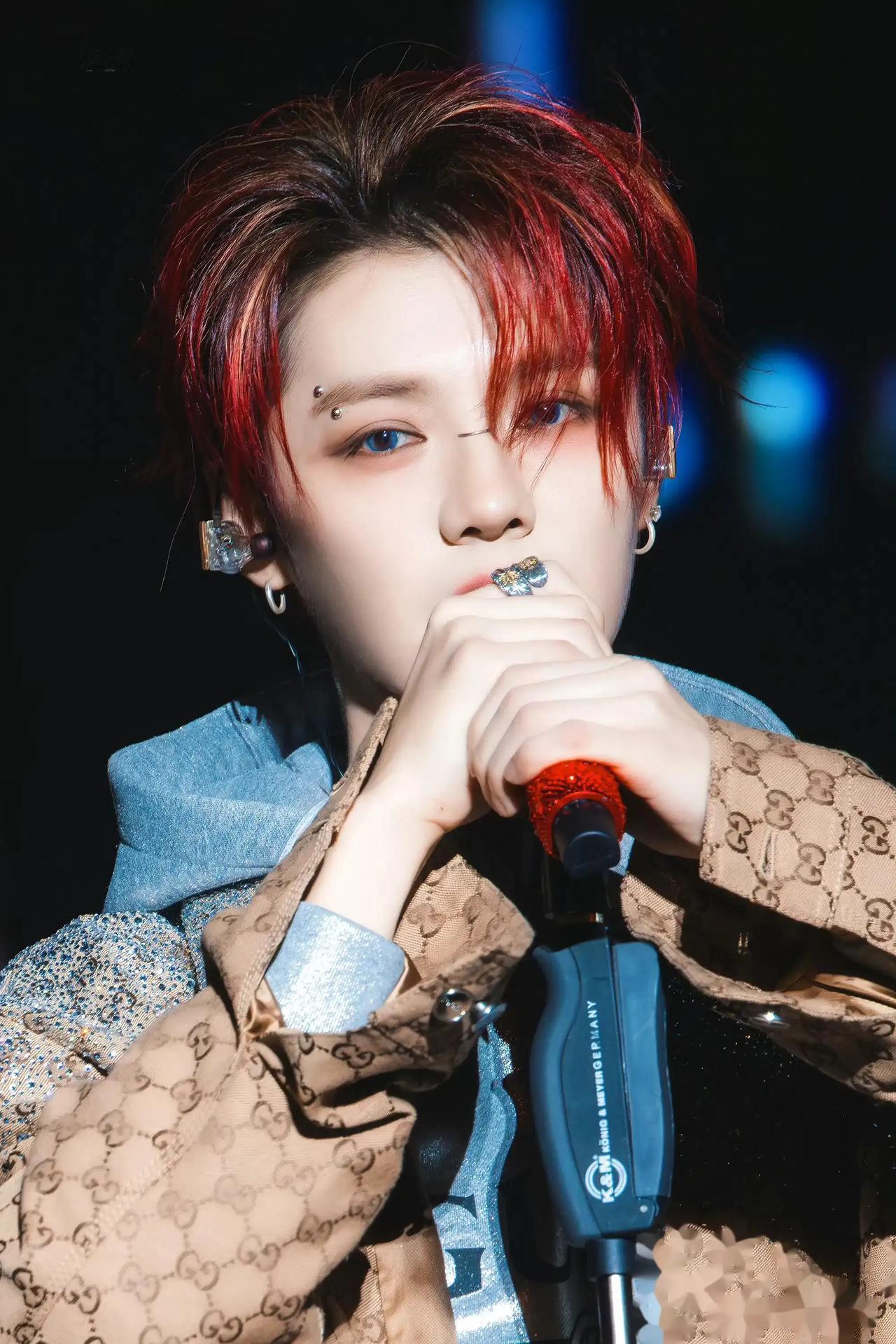 我跟你说，鹿晗这次直播是真的把我惊着了！好家伙，十万人在线看他，他却突然情绪失控