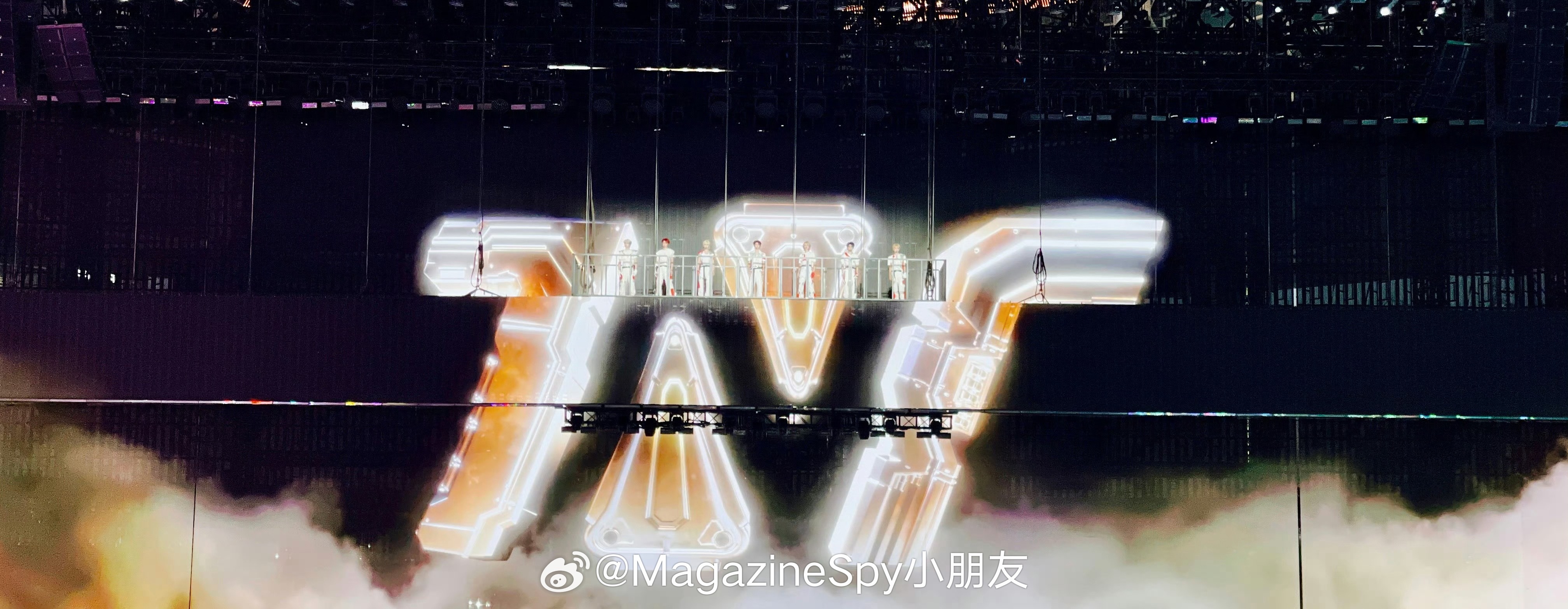 张真源名品侧颜夯爆了 张真源上海时代少年团演唱会第四日Solo舞台《无名氏》造型
