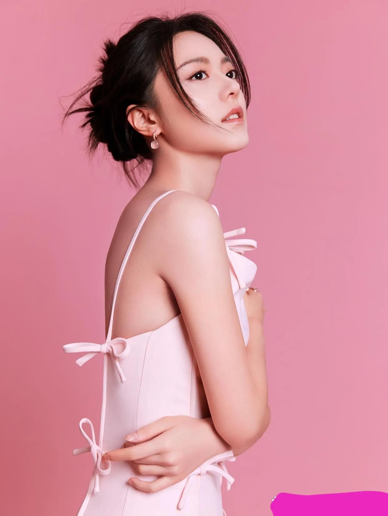 赵今麦粉色吊带长裙好有春天的感觉，蝴蝶兰少女真的美到我了~