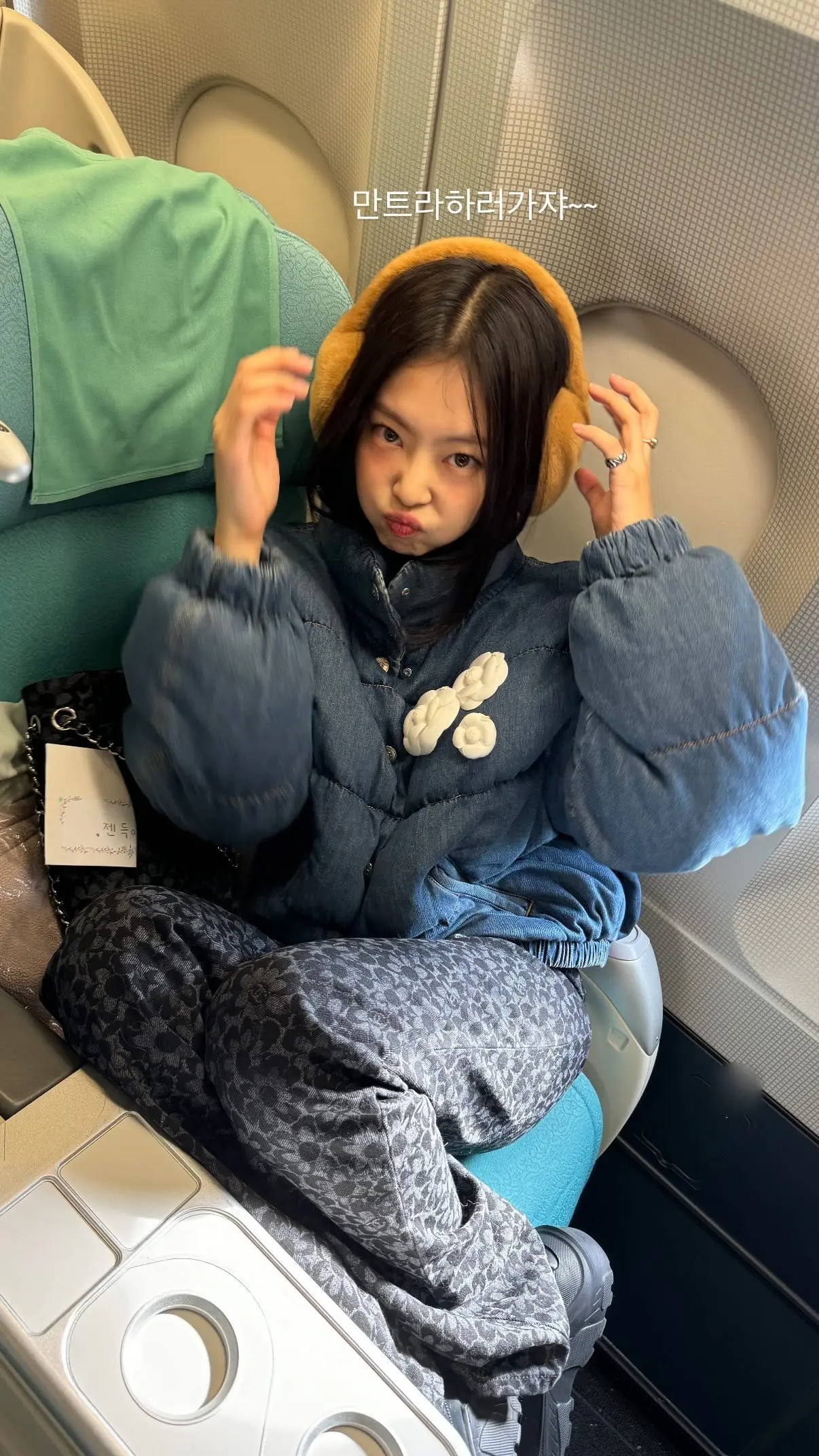 Jennie把香穿的很不香！ Jennie今日机场穿搭  一身CHAN...