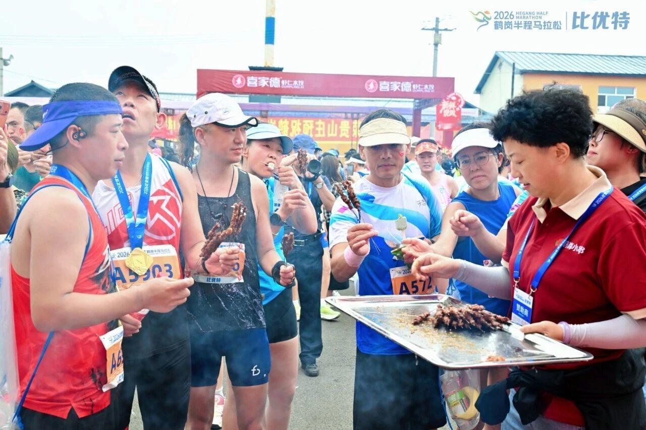 这比赛很东北！赛后原地撸串跑步马拉松
