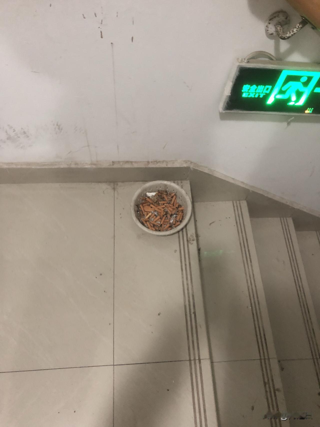 遇到这样的邻居
你们是默认了呢
还是提出建议了
反正楼道里
一股子老烟民味了