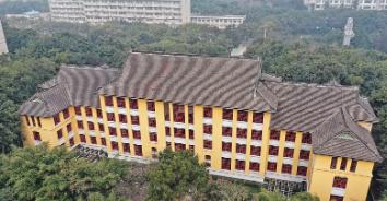 这所学校不是什么野鸡大学，是教育部批准设立的正规公办院校。而且它是全国首批公办职