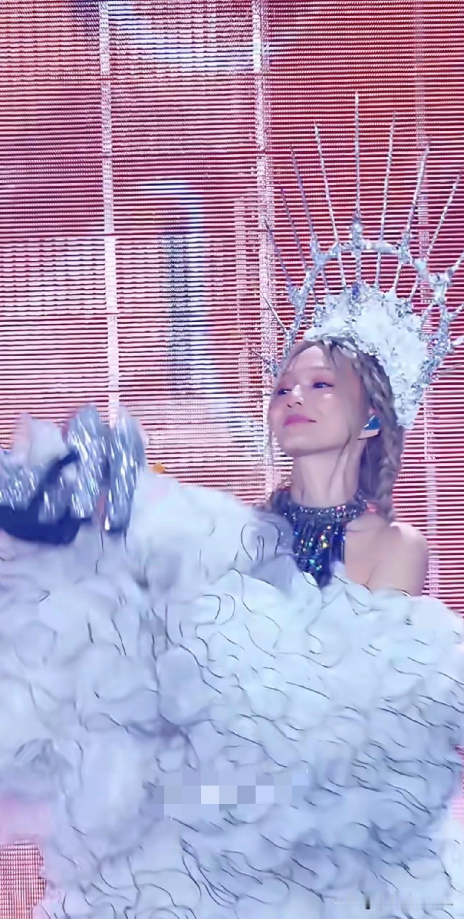 张韶涵对演唱会真是下血本啦！
每场都换全新定制造型，
这得砸多少钱和精力啊。
粉