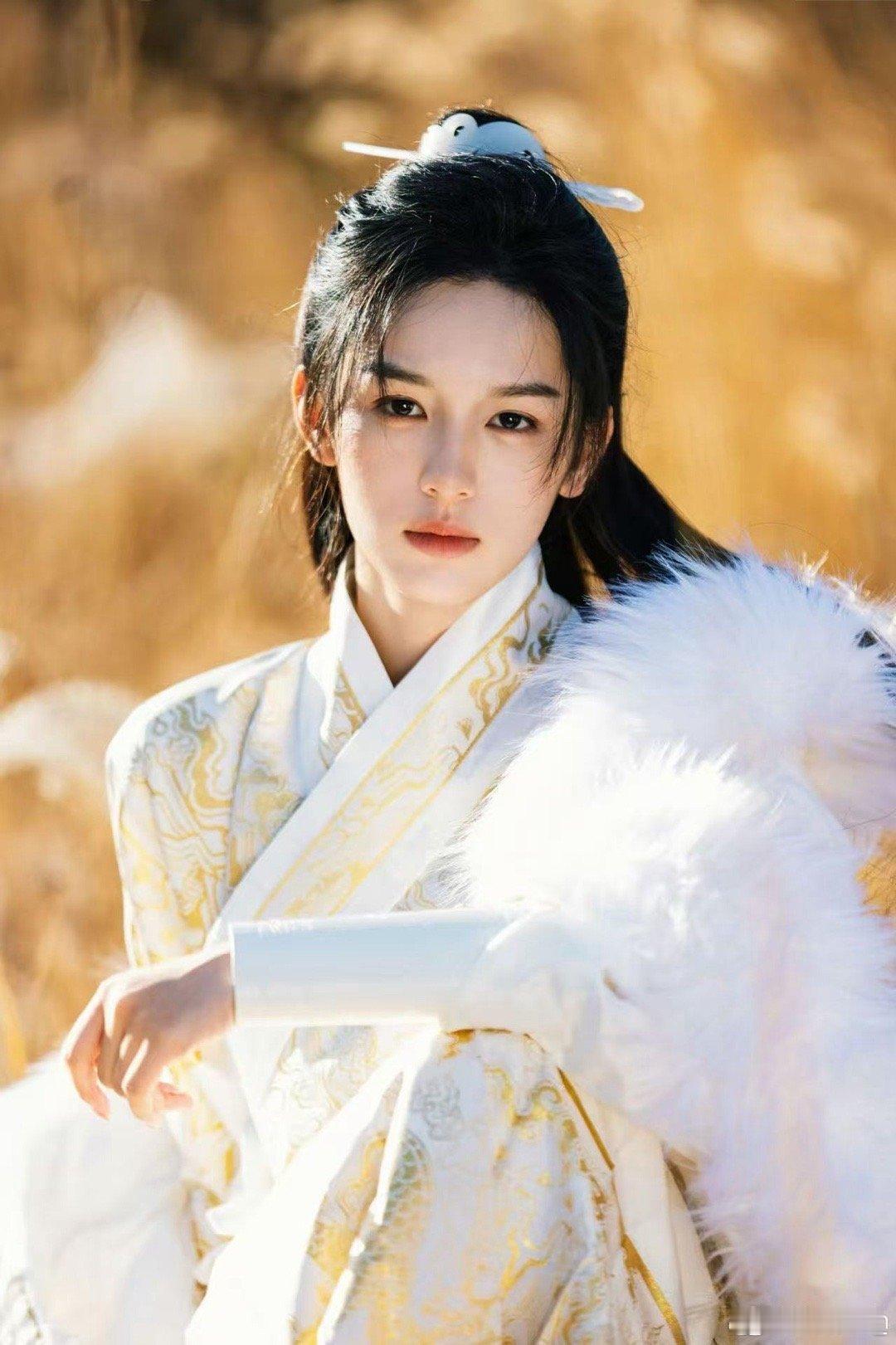 那个笨拙又努力的少年是个女孩子 周也好一张做男做女都精彩的一张脸！！在《锦月如歌