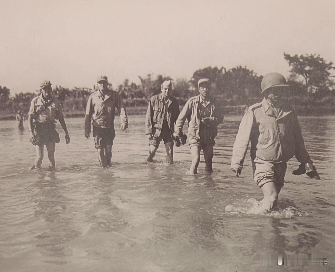 1945年1月17日，缅甸南坎，缅甸瑞丽江水浅处，新闻记者们紧跟在中国驻印军新1