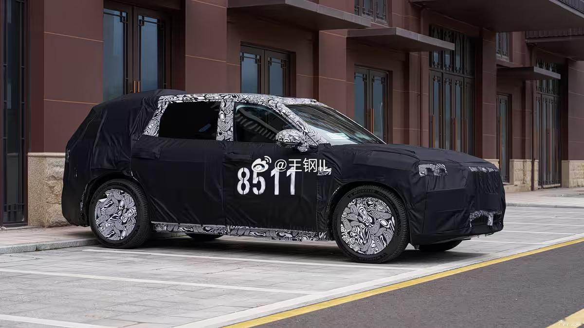 “杭州湾卡宴” 极氪8X谍照，配三电机。顶配版本将有望搭载三电机兆瓦电驱，6C超