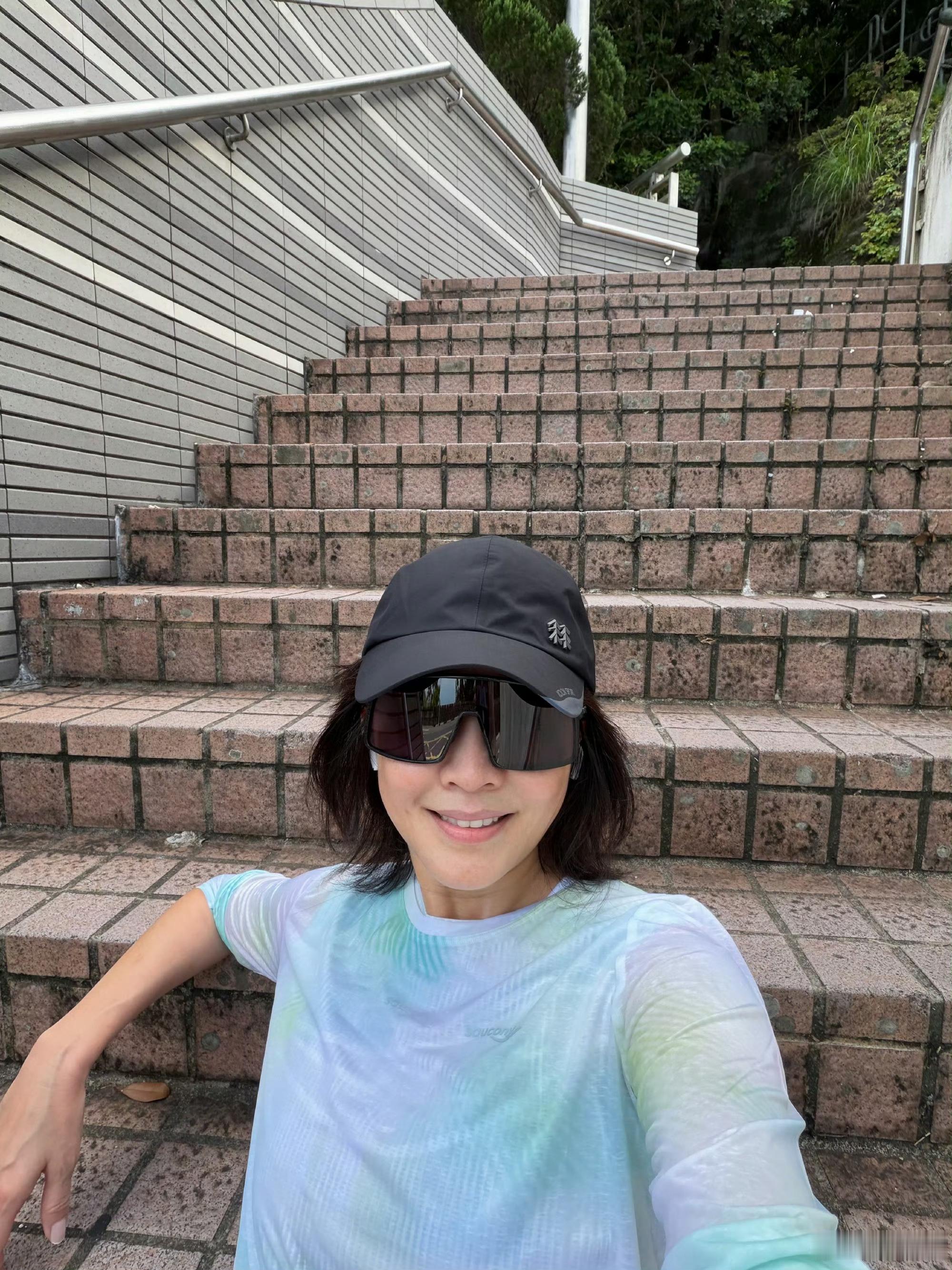 刘嘉玲自曝是E人刘嘉玲梁朝伟一个E人一个I人 刘嘉玲说他们在车上各过各的，梁朝伟