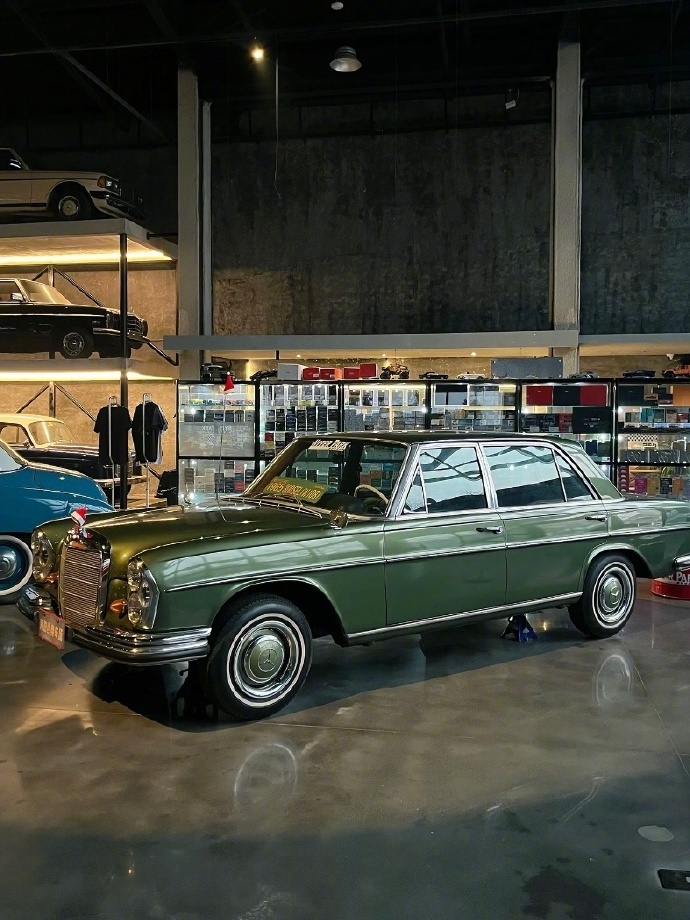 天天瞅着满大街千篇一律的贯穿尾灯，眼睛都快看麻啦！不如来瞧瞧复古老车那独具韵味的