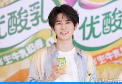 时代少年团优酸乳直播全员清爽上线时代少年团齐聚优酸乳直播现场，全员简约清爽穿搭，