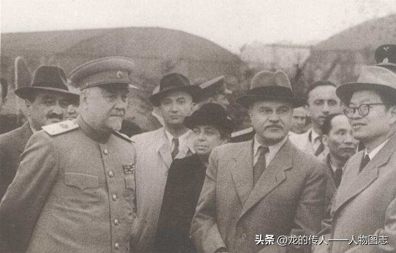 1952年8月17日至9月22日，周恩来总理率领中国政府代表团访问苏联。代表团抵