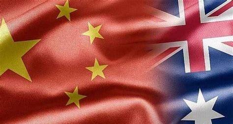 中国买矿石坚持用人民币，不玩美元那一套了。美国让澳大利亚必须用美元卖，结果自己又