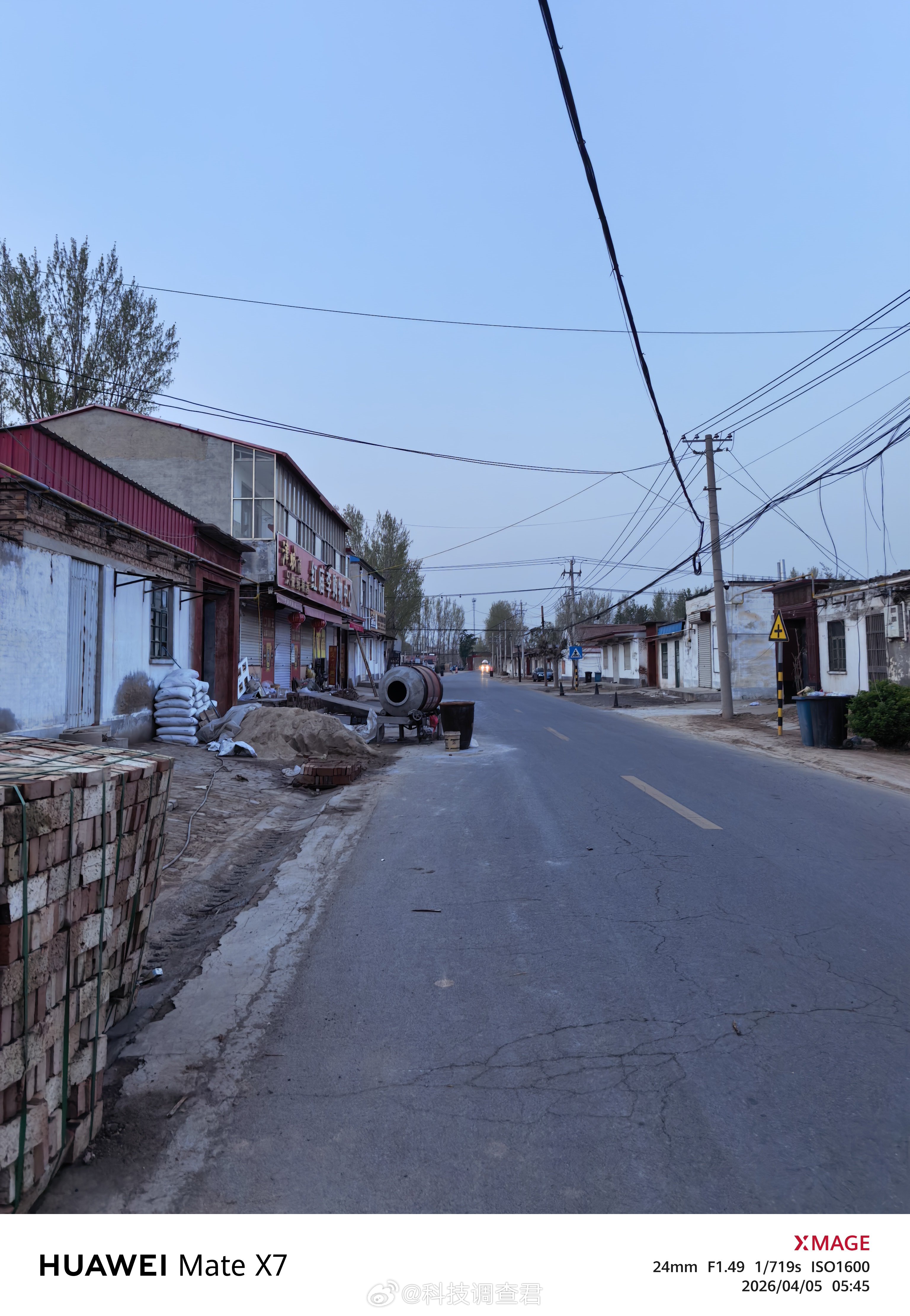 农村的早上很热闹7点就开始上班干活了全都是体力活没有周六日挣多少全都是看自己～人