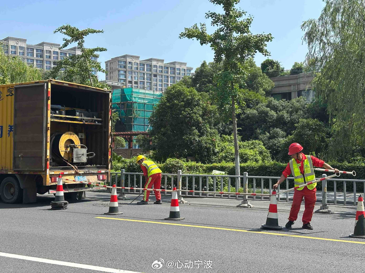 烈日下宁波水务工人守护城市地下排水管网 连日高温，宁波江北水务疏通工人陈涛、蒋业