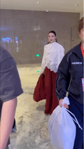 高圆圆耳环好闪高圆圆真的好美啊，今天北影节也太飒了，耳环是真的瞩目，但是她的美貌