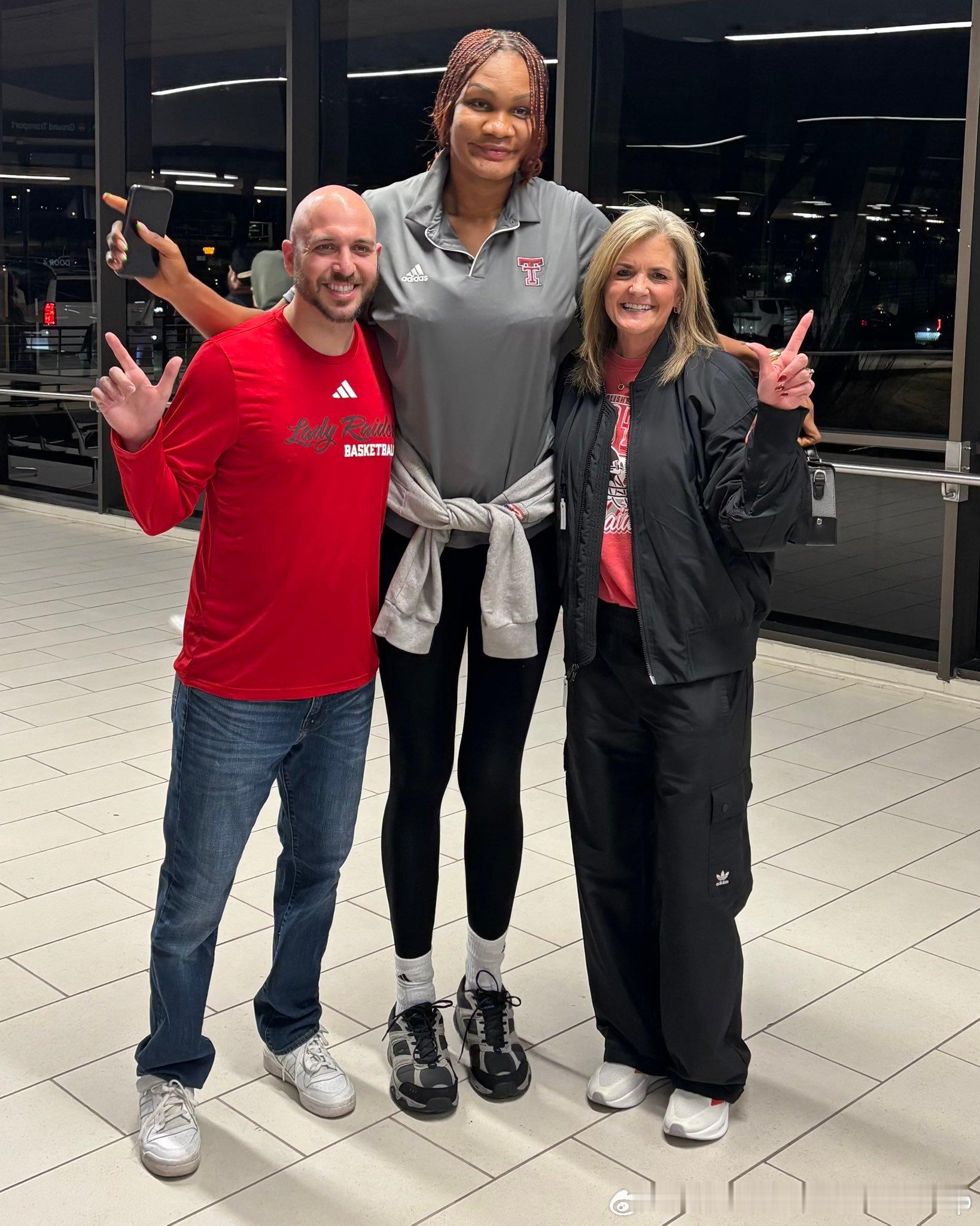 德州理工女篮新援尼日利亚中锋Stephanie Okechukwu测量身高为21