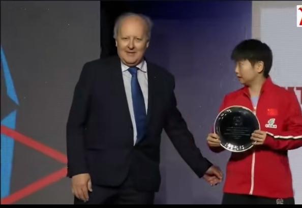 世乒赛颁奖名场面太有梗，莎莎拿下最佳女运动员奖奖实至名归，这份荣光她配得满满！领