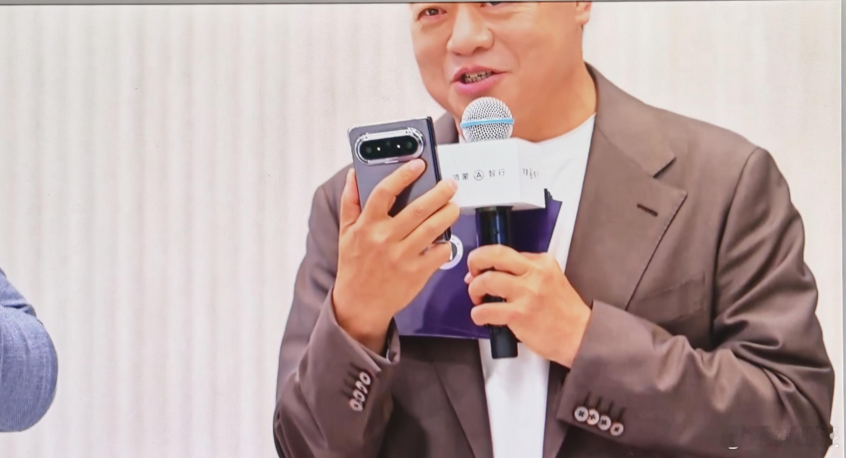 马东老师对大阔折华为Pura X Max绝对是真爱，直接在车展现身说法“打广告“