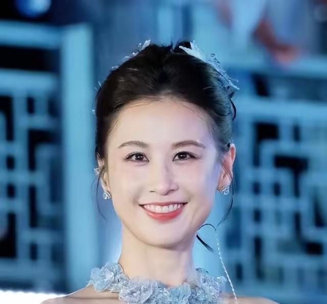 朋友在河南撞见她了。

说和电视上完全两码事。

镜头里黄圣依总带着股高冷劲儿，