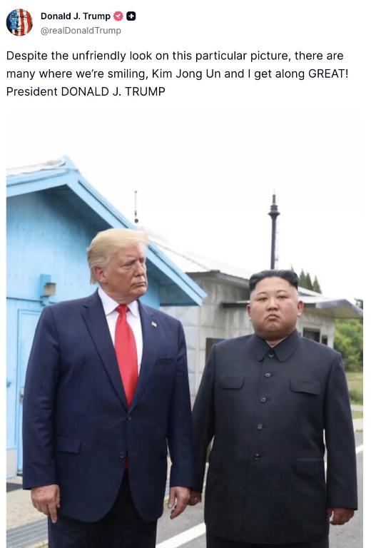 特朗普突然把一张7年前的旧照翻了出来。8月15日，他在“真实社交”晒出自己与金正