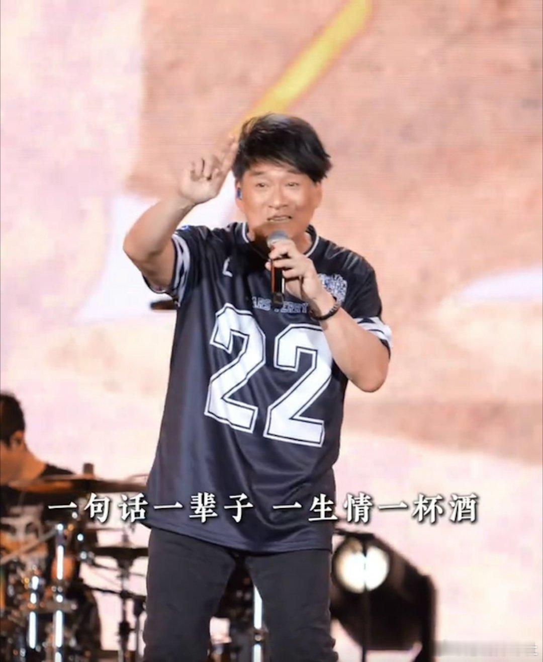 64歲的台灣殿堂級歌手周華健，在90年代曾經攻港，成績力壓四大天王，有「天王殺手