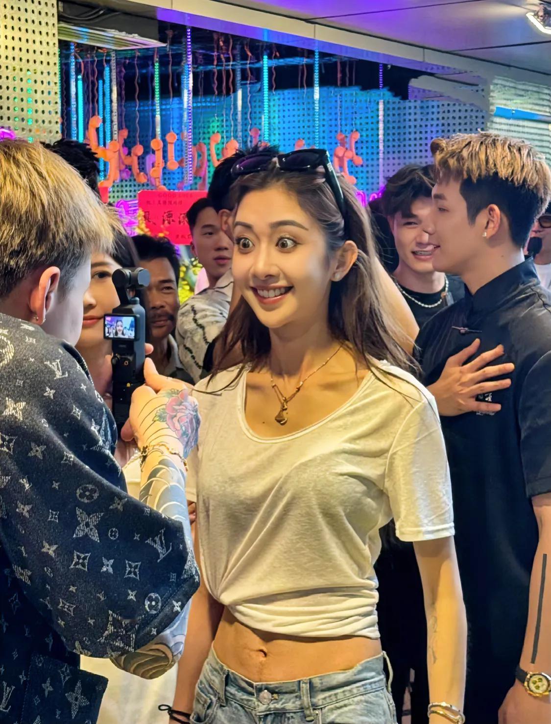 这是谁啊，哪位网红吗 #妙笔生花创作挑战# #爆料# #女网红[话题]#