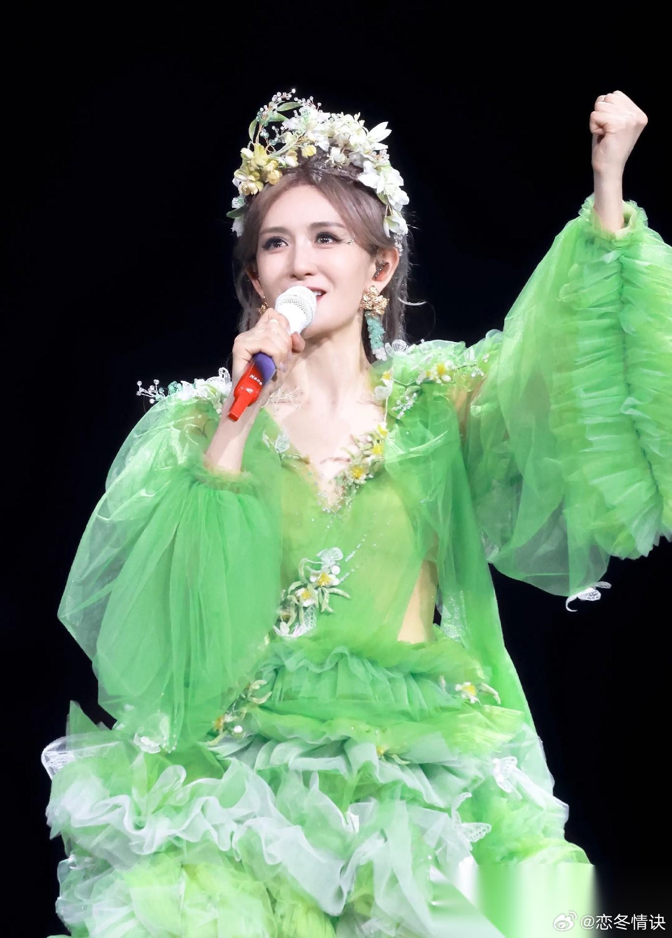 谢娜演唱会翻车：情怀再好，实力才是舞台底色 本以为是一场温柔的圆梦舞台，没想到谢