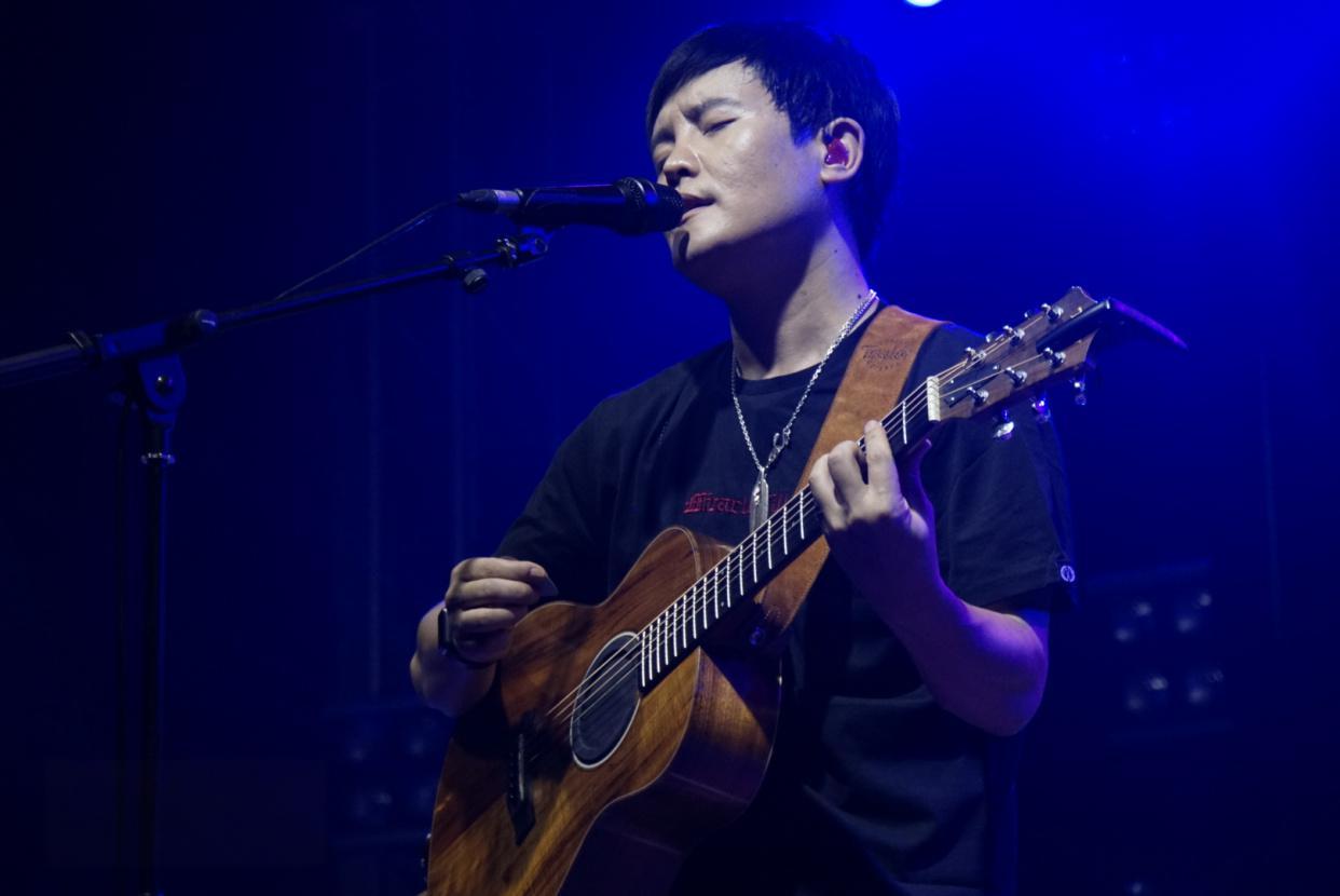 内地原创音乐人顾峰，早年和斯琴高丽合唱的一曲《犯错》火遍了街头巷尾。作为全能型唱