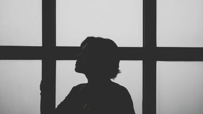 很少见到有人专心致志地去完成一件美好而正当的事。我们通常见到的，不是畏首畏尾的学