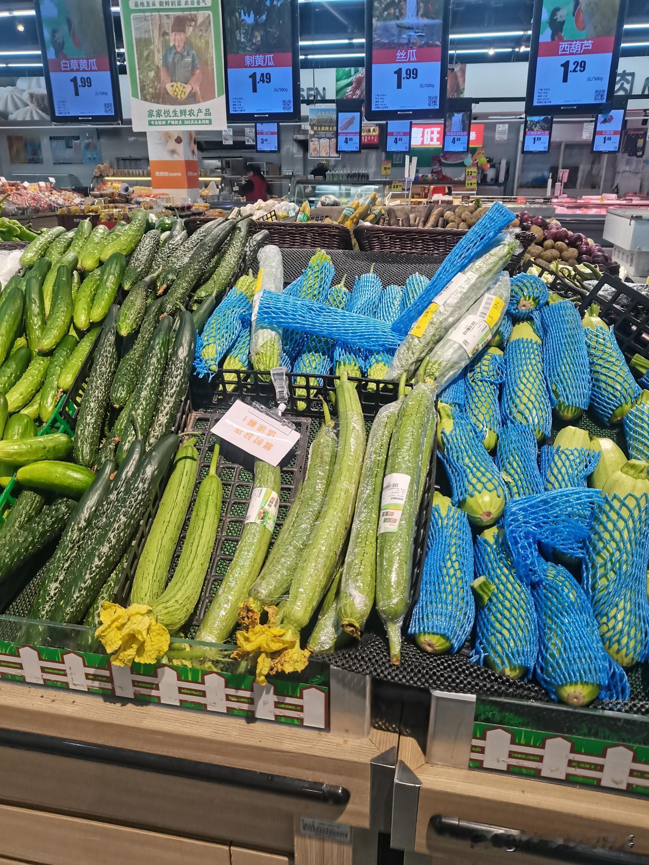 超市的菜出奇的便宜！
今天去超市，发现这菜价便宜的离谱。
看这顶花带刺的丝瓜和黄