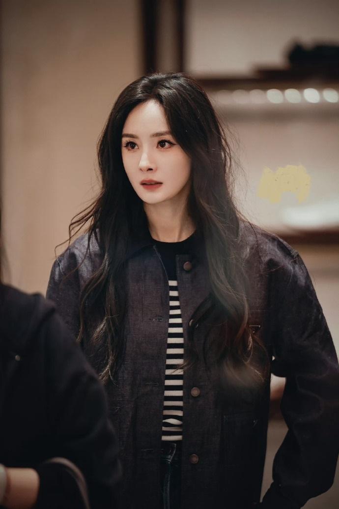 近日杨幂在米兰逛街，她这次搭配的很有潮流时尚感，看起来也格外的显年轻。

杨幂里