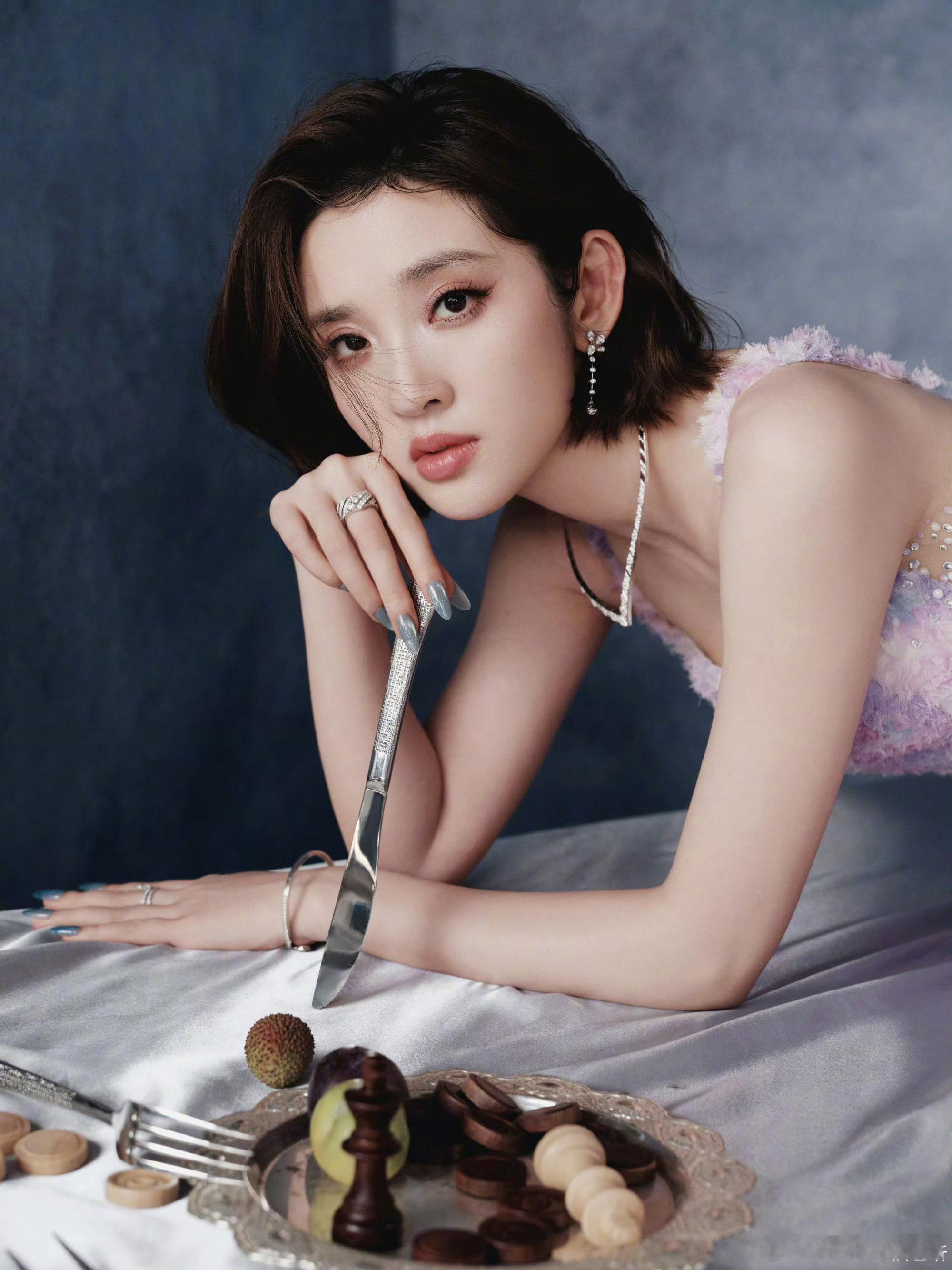 唐艺昕直播被叫妈妈 被这段直播互动狠狠戳中，网友唤妈妈，唐艺昕满眼笑意，不刻意不