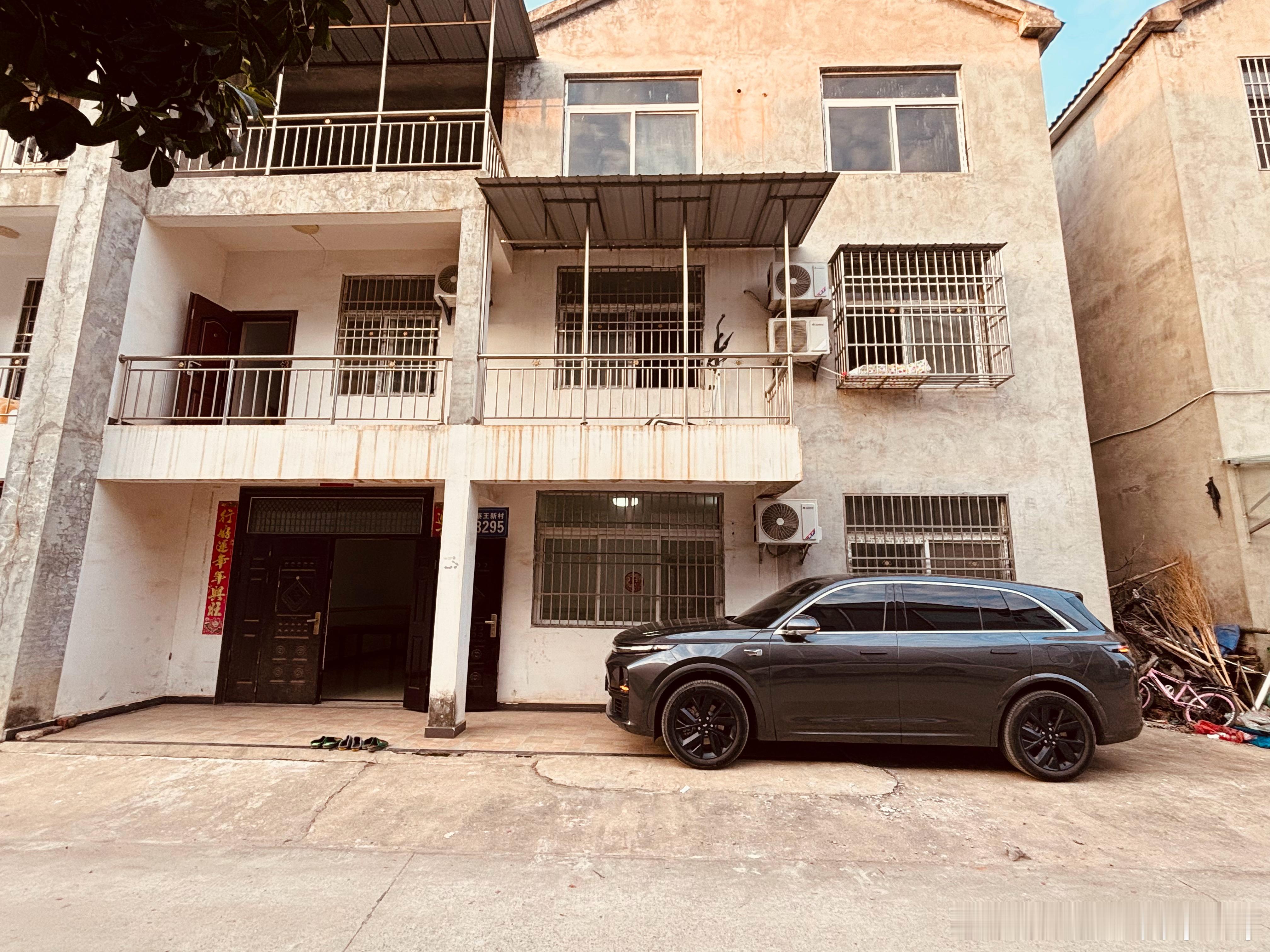 相比城市，这里的时间好像走得更慢。驱车50公里，住上几天，走亲访友，把能带的都带