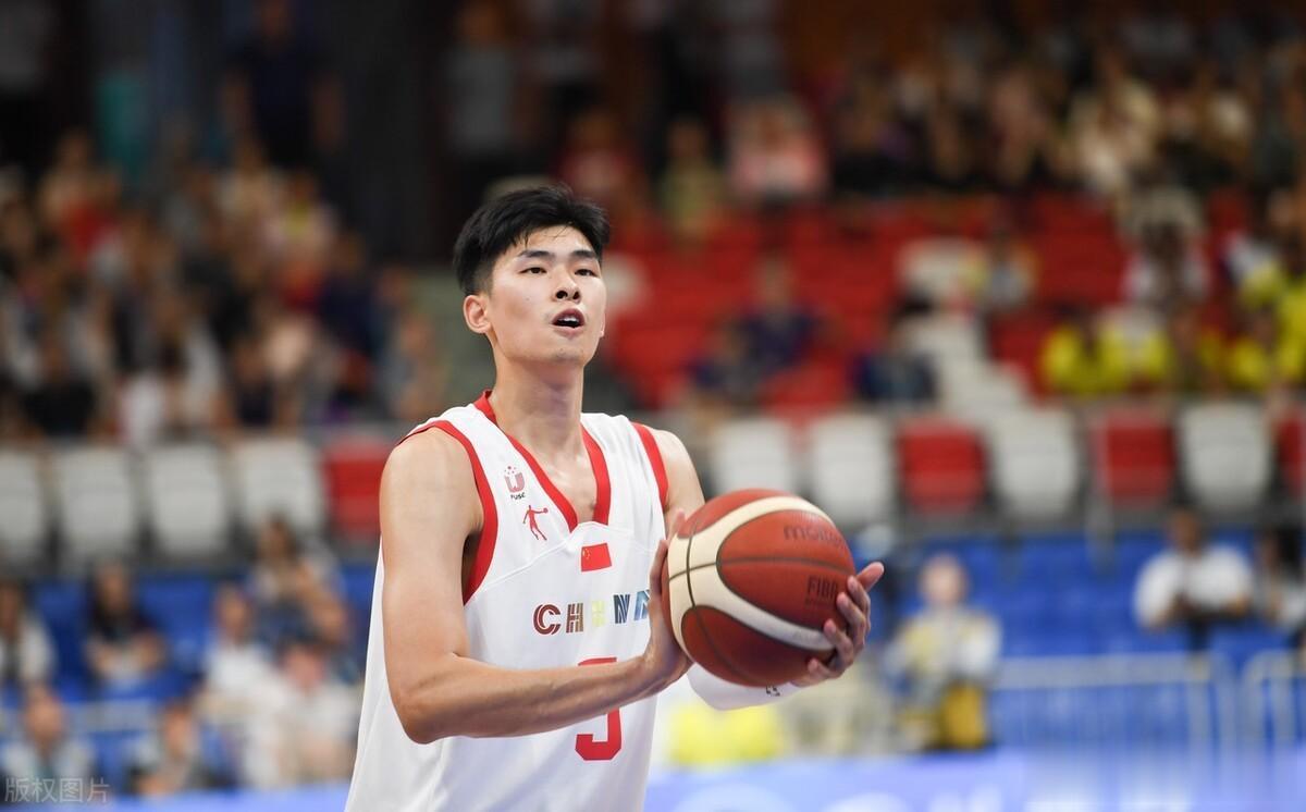 邹阳CBA首秀15分9板4助4抢断，发挥全面且出色，现在压力给到了陈国豪！

通