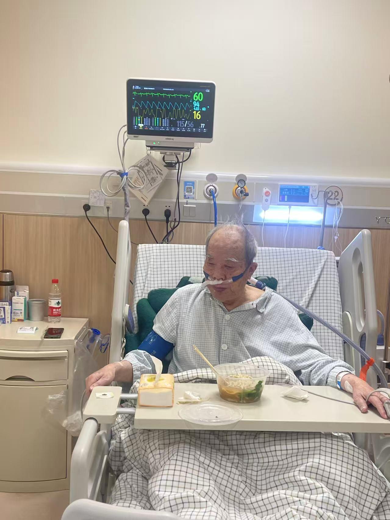 照顾两位年近九十的岳父岳母，一年要跑多少次医院？
岳父身体各种毛病特别多，岳母是