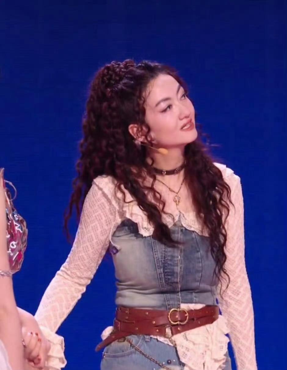 者来女二公被淘汰引发全网意难平，者来女二公因为乘风值最低，只有33票被淘汰，现场