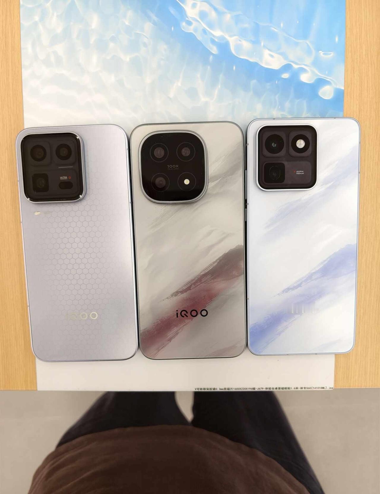 iQOO15系列三台怎么选
线下实拍三台真机，后盖质感差异一眼看得见👀
🔹i