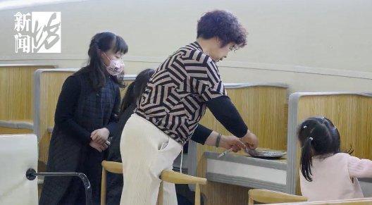 现在的人，确实不敢做什么好事。即便你真心想做一件善事，也会被过度解读成内卷。
