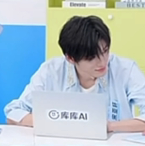 两个人在表演开组会时候就这样 ​​​