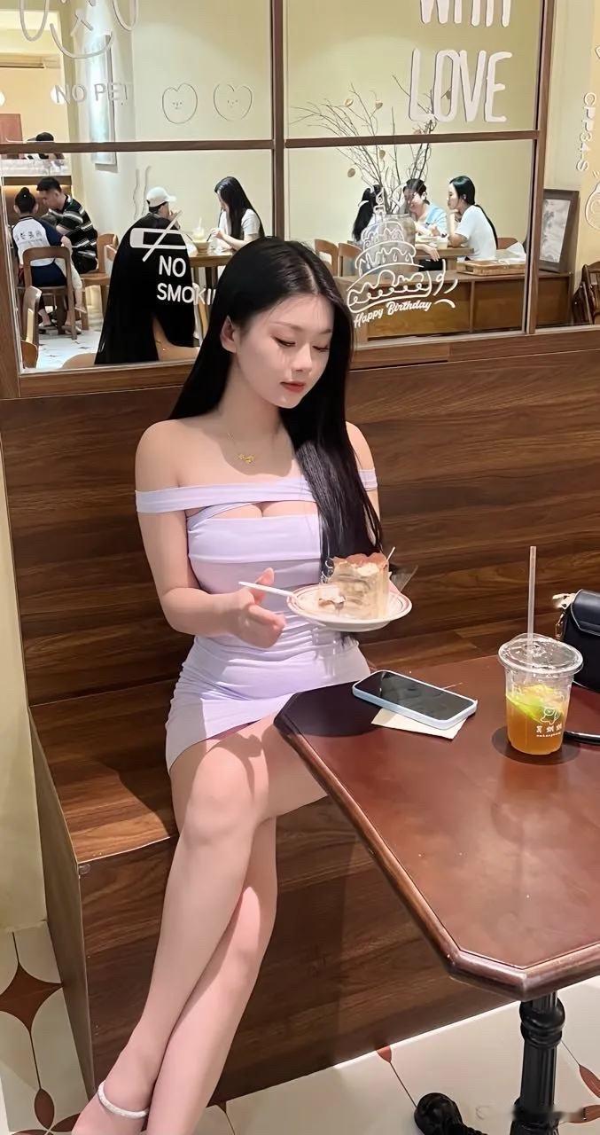 吃个点心都能流汗，餐厅空调应该开了二十几度.