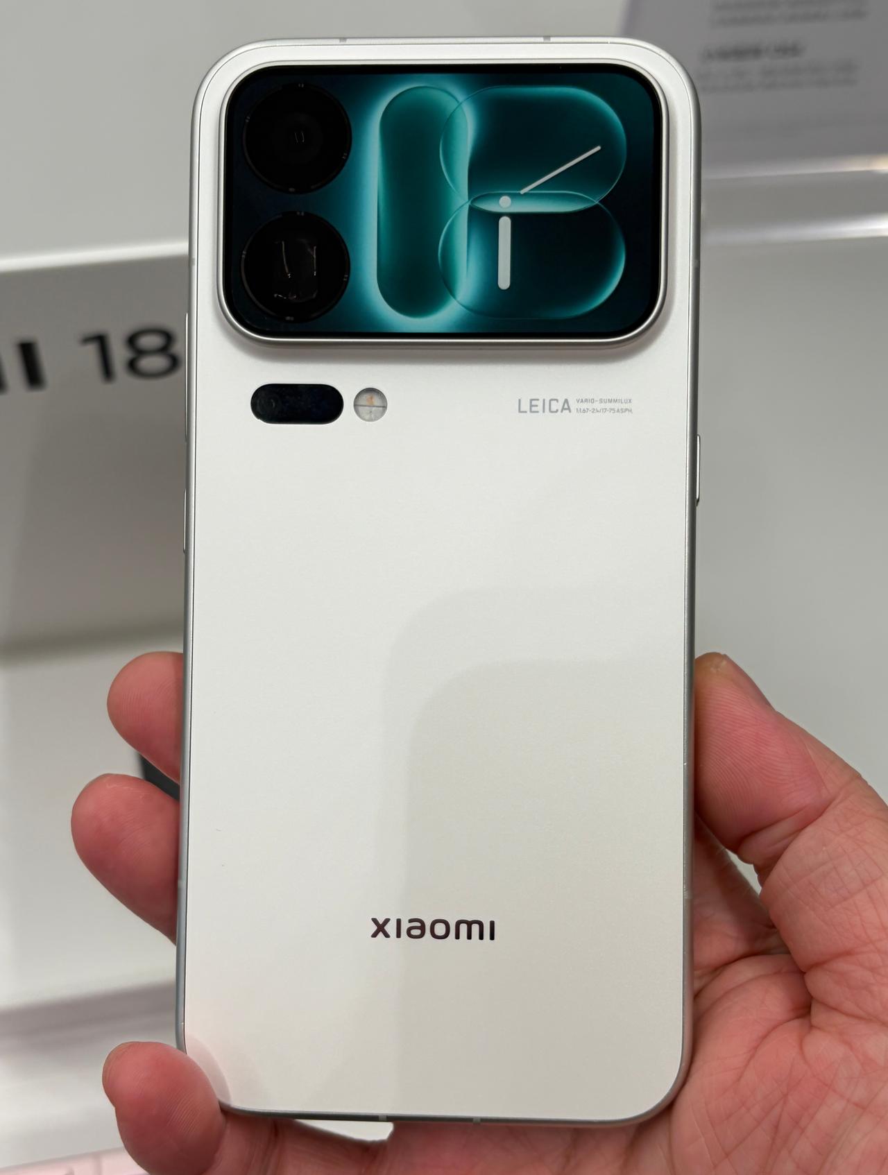 感受了一下小米18Pro 这个防窥屏，不开启的话对显示的影响我真看不太出来，左右
