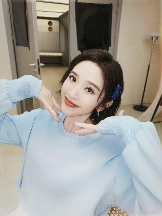 唐艺昕不知道大家喜欢什么就都发了乘风2026赈灾粮终于更新啦！唐艺昕自拍少女感拉